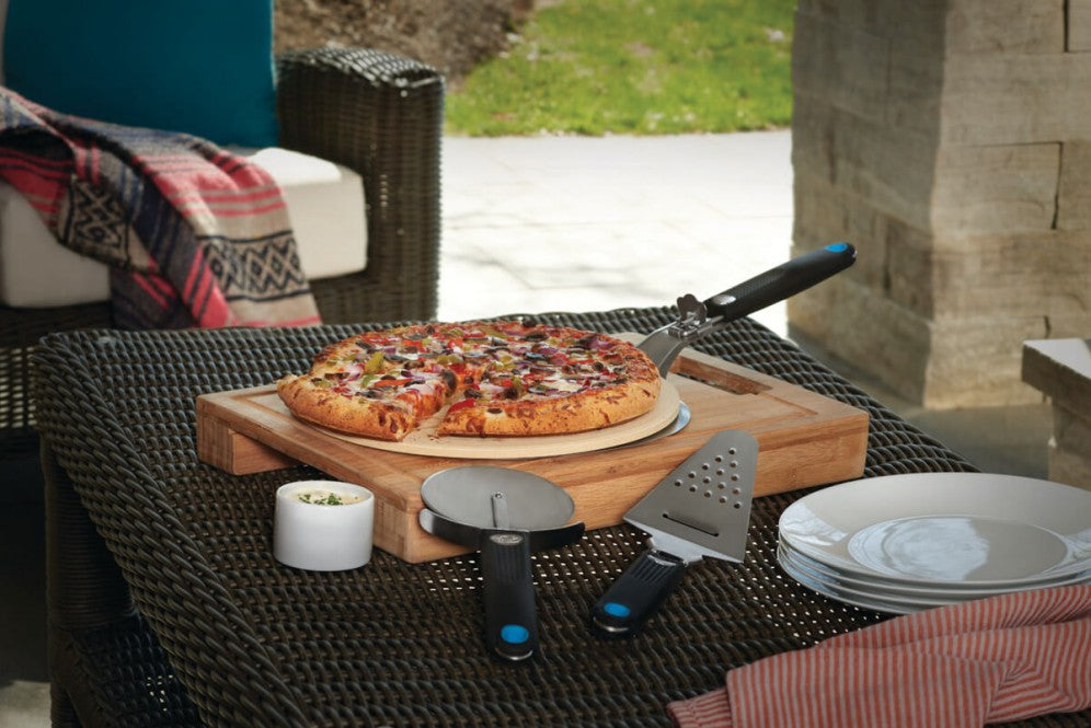https://sonoran-grills.com/cdn/shop/products/90002-Web-Gallery-11-90002-starterkit-pizza-in-use-working.jpg?v=1680866208&width=1445